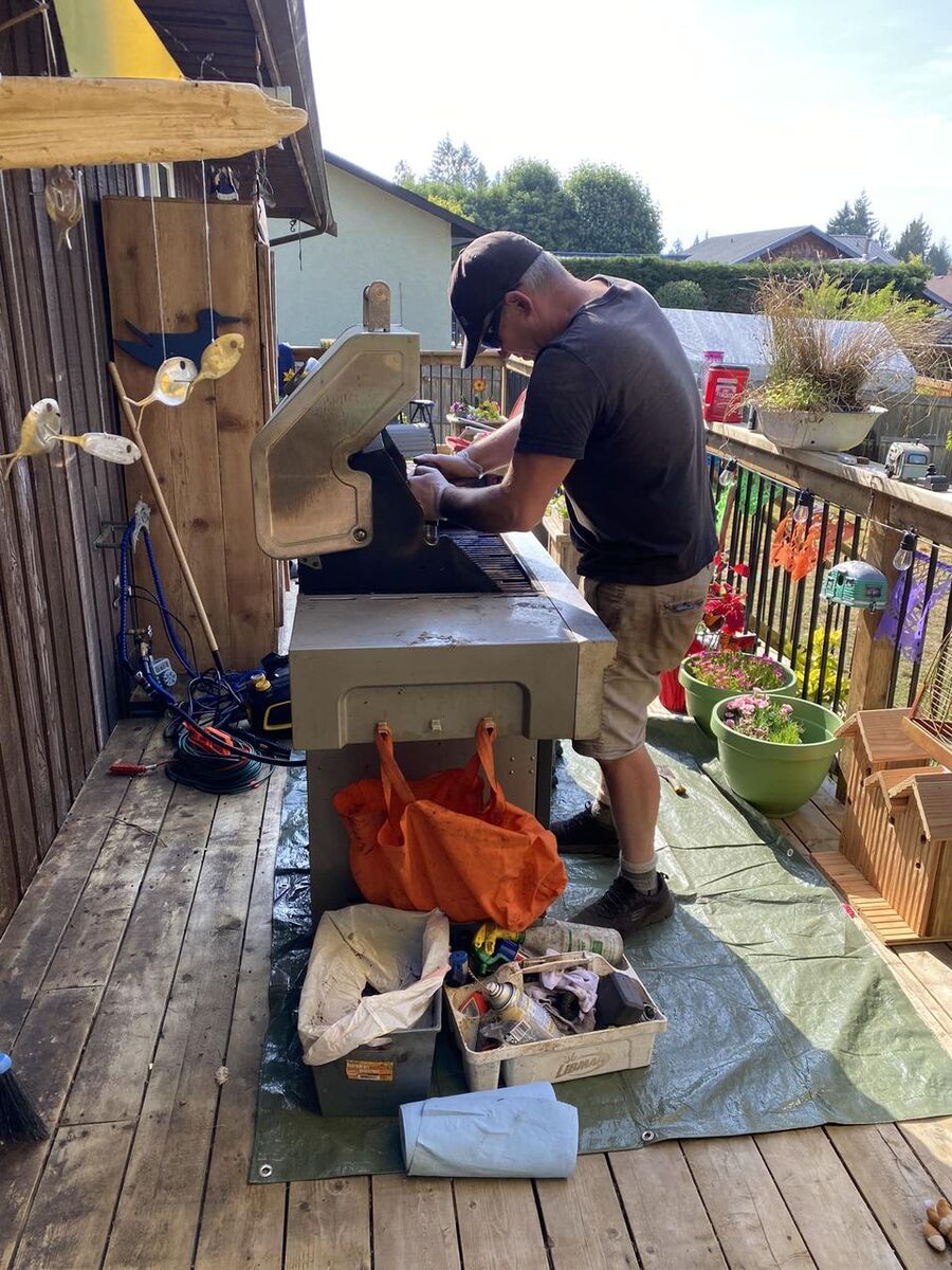 On-site BBQ cleaning on a customer's deck